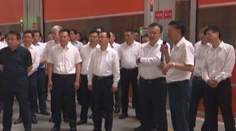 近日，江蘇省制造業智能化改造數字化轉型工作推進會在宿遷召開，會前胡廣杰副省長、劉浩市長及省工信廳、發改委、科技廳等領導一行參觀了江蘇三元輪胎有限公司全鋼子午線輪胎智慧工廠。