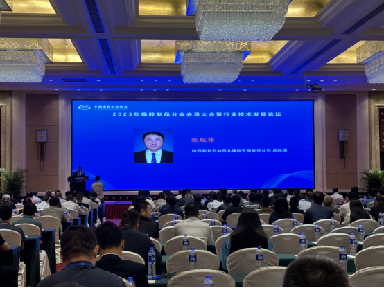 會議第一天，橡膠制品分會專家組(擴(kuò)大)會議召開，會議聚焦行業(yè)的熱點(diǎn)問題，深入討論了多個議題。其中包括新能源、新基建、5G等新領(lǐng)域?qū)ο鹉z制品行業(yè)的影響和發(fā)展趨勢，以及如何應(yīng)對橡膠制品產(chǎn)業(yè)鏈重組和出口問題，探討碳排放、減碳措施以及綠色發(fā)展問題，以及信息化對提升行業(yè)質(zhì)量、技術(shù)和管理水平的作用，還就品牌和標(biāo)準(zhǔn)在行業(yè)高質(zhì)量發(fā)展中的角色進(jìn)行了深入探討。