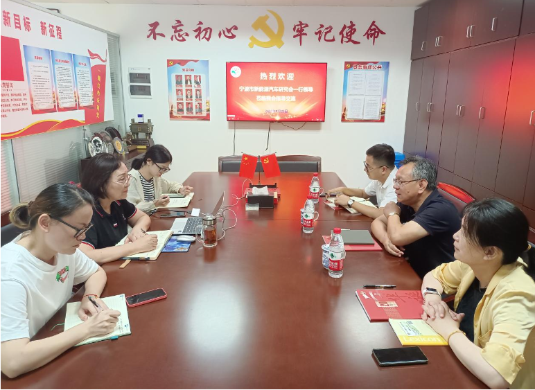 為促進(jìn)不同行業(yè)協(xié)會(huì)之間的交流與合作，共同提升服務(wù)會(huì)員企業(yè)的能力，寧波市新能源汽車(chē)研究會(huì)代表團(tuán)于9月20日蒞臨寧波市涂料與涂裝行業(yè)協(xié)會(huì)，展開(kāi)深入交流。