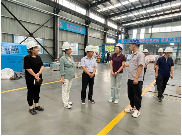 焦作市政府高層代表團(tuán)于9月20日蒞臨河南華東電纜股份有限公司，對其二期重點(diǎn)項(xiàng)目建設(shè)情況進(jìn)行了深入調(diào)研。本次代表團(tuán)成員包括焦作市人大財(cái)經(jīng)委主任畢明奇、市發(fā)改委副主任景國紅等，與之同行的還有修武縣發(fā)改委副主任付英祖、經(jīng)開區(qū)黨工委委員、科技和人力資源局局長王愛萍等政府官員。華東電纜外聯(lián)副總青炎飛陪同進(jìn)行了調(diào)研。