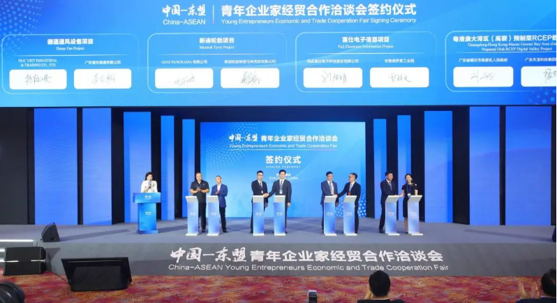 據了解，新迪輪胎項目計劃投資高達20億元人民幣，將在馬來西亞彭亨州馬中關丹產業園內興建一個面積超過700,000平方米的工業4.0工廠。該工廠將主要專注于生產和銷售乘用車子午線輪胎(PCR)、輕卡子午線輪胎(LTR)以及客貨車子午線輪胎(TBR)。這一重大合作項目由駿鴻實業有限公司的子公司投資建設，目前已順利啟動，為雙方帶來了共贏的機會。