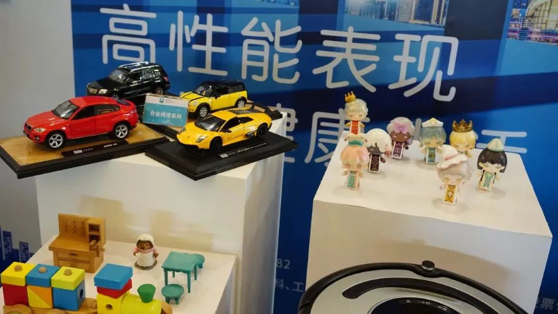 其中，與故宮聯(lián)名的三棵樹展示了中國漆和中國色的魅力，立邦則以科技創(chuàng)新和低碳發(fā)展為主題展示了裝配式節(jié)能裝飾一體化解決方案。紫荊花全方位展示了其品牌及產(chǎn)品實力，包括家裝涂料、工程涂料、藝術(shù)涂料、玩具涂料、家具涂料、防腐涂料等。