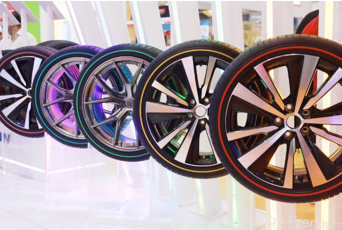 其中，在乘用車輪胎方面，SAILUN Erange Premium私人定制彩邊胎、SAILUN PD11漂移比賽用胎、ROADX品牌 RXQUEST AT21全地形越野輪胎、ROADX品牌RXMOTION U11新升級缺氣保用輪胎、BLACKHAWK HV81靜音棉輪胎、BLACKHAWK品牌HISCEND-H HV61城市越野輪胎、DYNAMO品牌STREET-H MU71超高性能轎車輪胎、ROVELO品牌Mo<i></i>ntare HT RV08 城市公路越野輪胎等紛紛亮相。特別是彩邊胎，采用了EcoPoint3技術，被業內譽為突破性的技術創新，不僅縮短了剎車距離和降低輪胎噪音，還提高了車輛續航里程，為現場觀眾帶來了一場技術盛宴。