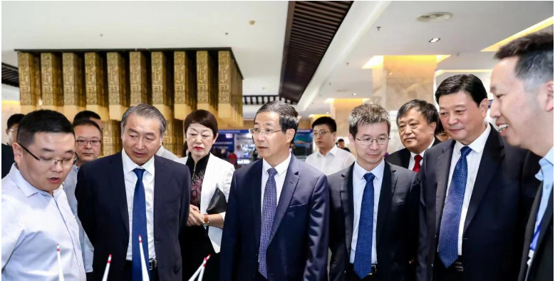 此次大會匯聚了國內(nèi)外知名企業(yè)代表，充分體現(xiàn)了高端化和國際化。各國涂料行業(yè)領(lǐng)袖也分享了各自國內(nèi)涂料市場的現(xiàn)狀和經(jīng)濟社會發(fā)展趨勢。同時，會議還聚焦輻射固化涂料、仿生涂層材料等領(lǐng)域的最新發(fā)展現(xiàn)狀，為涂料產(chǎn)業(yè)的可持續(xù)發(fā)展提供了寶貴經(jīng)驗。