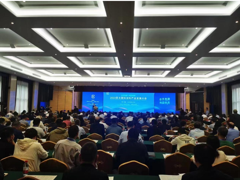 近日，濮陽市舉辦的2023亞太國際涂料產(chǎn)業(yè)發(fā)展大會在濮陽迎賓館盛大舉行。本次大會的主題定為“合作發(fā)展，共塑未來”，吸引了近400位來自國內(nèi)外涂料行業(yè)的專家學(xué)者、企業(yè)代表以及政府官員。