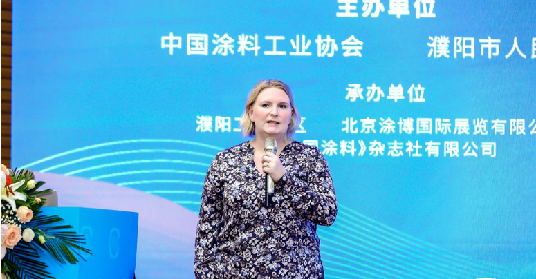 2023亞太國(guó)際涂料產(chǎn)業(yè)發(fā)展大會(huì)于近日在中國(guó)河南省濮陽(yáng)市盛大舉行。大會(huì)吸引了來(lái)自國(guó)家相關(guān)部委、世界涂料理事會(huì)、亞洲涂料理事會(huì)以及國(guó)內(nèi)外知名涂料企業(yè)的400余名代表參加。在會(huì)議期間，佐敦涂料東北亞總監(jiān)Michelle Ystad Eriksen女士發(fā)表了主題為“涂料產(chǎn)業(yè)可持續(xù)發(fā)展路徑分析”的重要演講。
