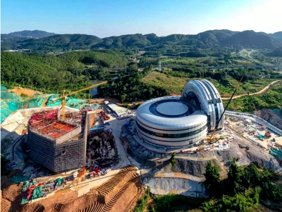 據(jù)悉，廣州航空輪胎大科學(xué)中心一期工程于2021年開工，定位為航空輪胎大科學(xué)科研中心，旨在促進(jìn)科研成果的快速轉(zhuǎn)化和中試生產(chǎn)。該一期工程依托航空輪胎動(dòng)力學(xué)大科學(xué)裝置和硬核科技中心核心科研平臺(tái)，打造了一個(gè)集科研、生產(chǎn)和住宿等多功能于一體的科學(xué)中心。