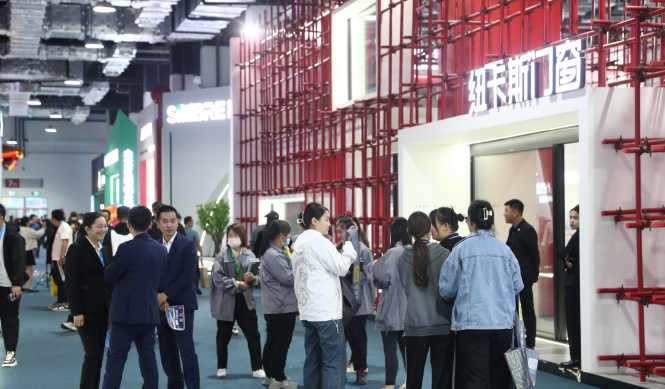 第一天，也就是10月12日，中國建博會(臨朐)以及中國(臨朐)家居門窗博覽會正式拉開帷幕。協(xié)會代表團應邀參加了開幕式，并親臨展會現(xiàn)場，積極參觀了各個展位。這次臨朐家居門窗博覽會集結了門窗產(chǎn)業(yè)鏈上、中、下游的700多家知名品牌企業(yè)，占地5.2萬平方米，展示了包括系統(tǒng)門窗、全鋁家居等在內(nèi)的10多個門類產(chǎn)品。這一盛會可謂是對華東地區(qū)家居門窗行業(yè)全產(chǎn)業(yè)鏈產(chǎn)品布局的生動展示，呈現(xiàn)出該地區(qū)門窗市場的繁榮和潛力。