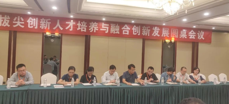 此外，論壇期間還召開了“拔尖創新人才培養與融合創新發展圓桌會議”，孫洪廣黨委書記主持了會議。與會代表，包括橡膠教研室的老師、知名企業家以及技術骨干等30余人，共同討論了學校卓越工程師培養模式、新型人才培養方案修訂、實訓基地建設等議題。通過激烈的討論，會議形成了10余條有益的建議。孫洪廣總結表示，學校和企業將繼續發揮各自的優勢，拓寬合作領域，未來在學科建設、教育培訓和科研合作等方面深化合作，為橡膠行業的高質量發展提供有力的支持。