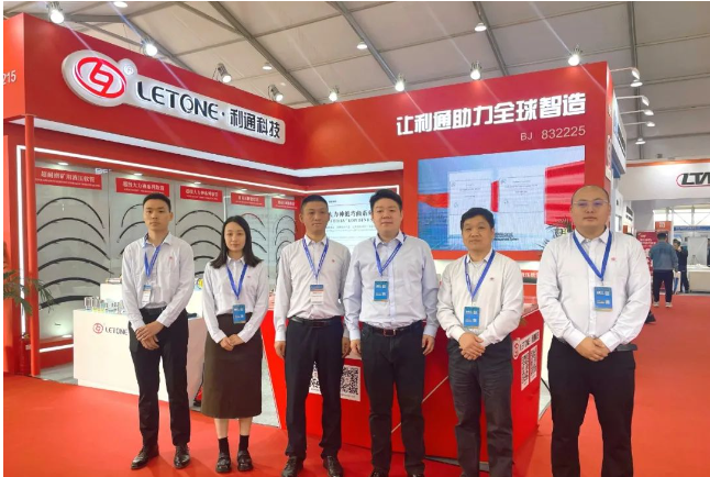 其中，定制化外覆層超耐磨礦用軟管采用高分子材料外覆層，經(jīng)過2000次往復(fù)磨耗試驗(yàn)，質(zhì)量毫無損失，符合GB/T12721-2007標(biāo)準(zhǔn)。另一方面，超級大力神低彎曲系列軟管以其低于ISO 18752C類標(biāo)準(zhǔn)34%的最小彎曲半徑、高壓力、以及100萬次脈沖次數(shù)的長壽命脫穎而出。這一系列軟管還配備了利通自研軟管接頭和氫化丁腈密封件，具有出色的耐久性。