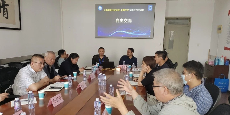 顏世峰主任對上海涂染協會的到訪表示熱烈歡迎，感謝協會對上海大學的信任。他介紹了材料學院高分子材料系的發展歷程、各科室的研究方向以及主要科研成果，提供了豐富的信息。