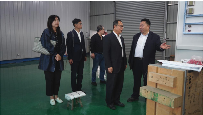 王占杰理事長一行還前往張家港市繁昌機械有限公司進行調研，得到了公司董事長倪玉標、總經理王炳輝、銷售總監賀曉杰等公司領導的陪同。他們一同參觀了公司的混配料設備生產裝配車間。