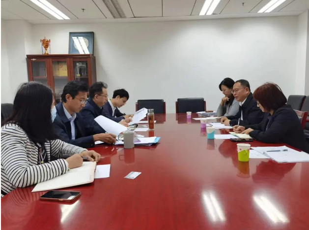 中國塑協(xié)理事長王占杰攜帶秘書長焦紅文、副秘書長兼經(jīng)濟(jì)合作部主任賈寧以及辦公室主任劉曉慧，于2023年11月2日拜會(huì)了工信部消費(fèi)品工業(yè)司司長何亞瓊，雙方就推動(dòng)塑料制品行業(yè)高質(zhì)量發(fā)展進(jìn)行了深入座談交流。