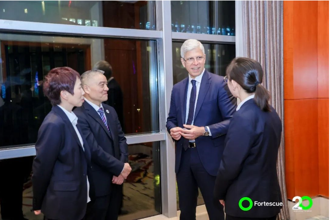 寶通科技與Fortescue me<i></i>tals Group的合作關(guān)系深厚，董事長包志方曾多次率團(tuán)前往澳大利亞，與Fortescue在珀斯總部和黑德蘭港等地進(jìn)行密切交流，留下了寶通交流團(tuán)的足跡。Fortescue的現(xiàn)場團(tuán)隊(duì)對(duì)寶通的技術(shù)和產(chǎn)品表示高度贊譽(yù)。在2023年，F(xiàn)ortescue的各團(tuán)隊(duì)共三次前來寶通進(jìn)行訪問，雙方就寶通全球化的現(xiàn)場服務(wù)以及新技術(shù)應(yīng)用展開了更深入的探討。特別是在綠色生產(chǎn)和碳中和方面，寶通科技與Fortescue都堅(jiān)定地?fù)碛邢嗤睦砟詈湍繕?biāo)。