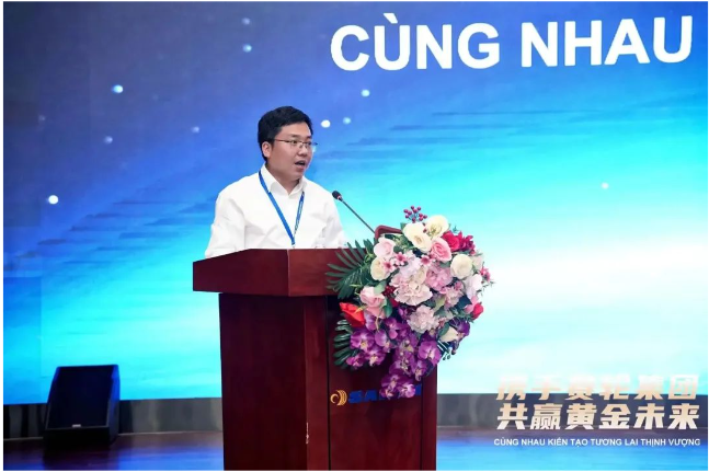 日前，賽輪集團(tuán)2023年度越南TBR優(yōu)秀經(jīng)銷(xiāo)商大會(huì)召開(kāi)，來(lái)自越南的120多位TBR經(jīng)銷(xiāo)商伙伴參加。會(huì)議以“攜手賽輪集團(tuán) 共贏(yíng)黃金未來(lái)”為主題，國(guó)家橡膠與輪胎工程技術(shù)研究中心主任、賽輪集團(tuán)名譽(yù)董事長(zhǎng)袁仲雪出席并致辭。