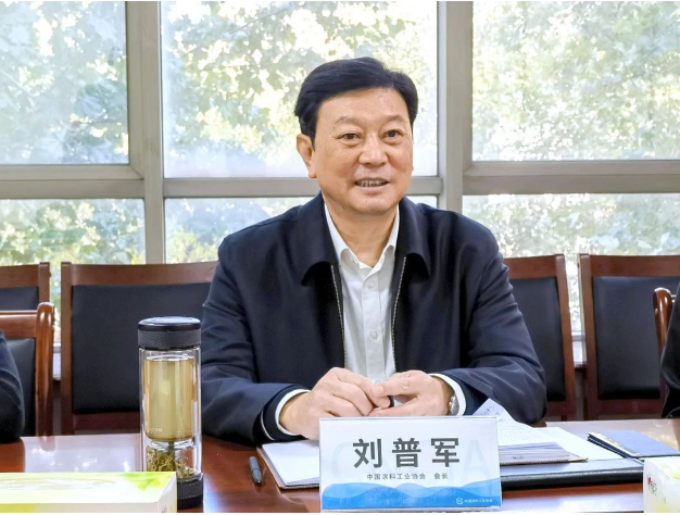 中國涂料工業(yè)協(xié)會會長劉普軍在北京會見了江西省涂料行業(yè)協(xié)會會長潘白日一行。雙方就如何促進江西省涂料行業(yè)的發(fā)展以及未來中國涂料工業(yè)協(xié)會與地方涂協(xié)的合作等問題展開了深入交流。