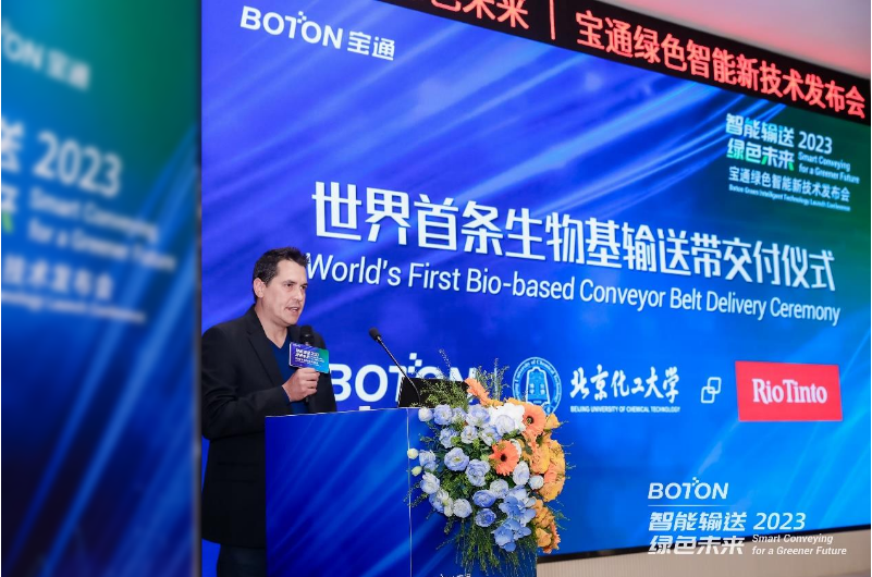 力拓集團全球采購固定設備采購總監Jo<i></i>nathan Wilson先生親手接過世界第一條生物基輸送帶，并表示：“可持續發展、ESG、綠色節能低碳是力拓追求的目標，寶通與力拓戰略理念相契合，且不斷為力拓提供具有競爭力的產品與優質的服務，并持續創新，不斷開發低滾阻、超耐磨，以及此次交付的生物基輸送帶。這次來到寶通，接觸到寶通的智能系統，感到非常驚艷，寶通的數字化水平給我留下了深刻的印象，我很期待未來力拓與寶通合作雙贏!”