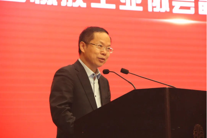 廢橡膠綜合利用分會理事長換屆大會的重大時刻也在此次會議上展開。中國橡膠工業協會副會長兼秘書長雷昌純宣讀總會有關廢橡膠綜合利用分會理事長換屆的文件，宣告朝陽華興萬達輪胎有限公司董事長趙光，接替濟南市萊蕪福泉橡膠有限公司董事長呂務民，成為新一屆理事會理事長。