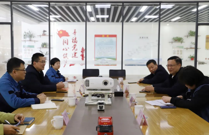日前，山東省濰坊市昌樂縣委常委、辦公室主任范新利范新利一行到美晨工業(yè)集團(tuán)，就企業(yè)安全生產(chǎn)工作展開調(diào)研。高新片區(qū)黨委書記孟慶忠、美晨董事長王永剛陪同出席。