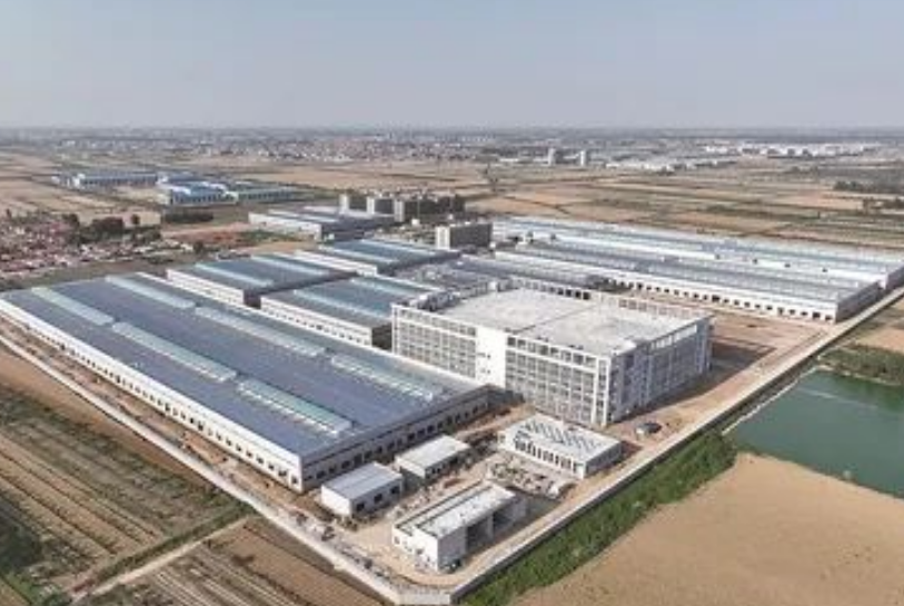 近期，青島東橡科技新材料項目二期的建設現場熱火朝天，隨著冬日的降臨，工人們緊鑼密鼓地進行內部裝修、設備安裝調試以及廠區硬化等工程，呈現出一派繁忙的景象。